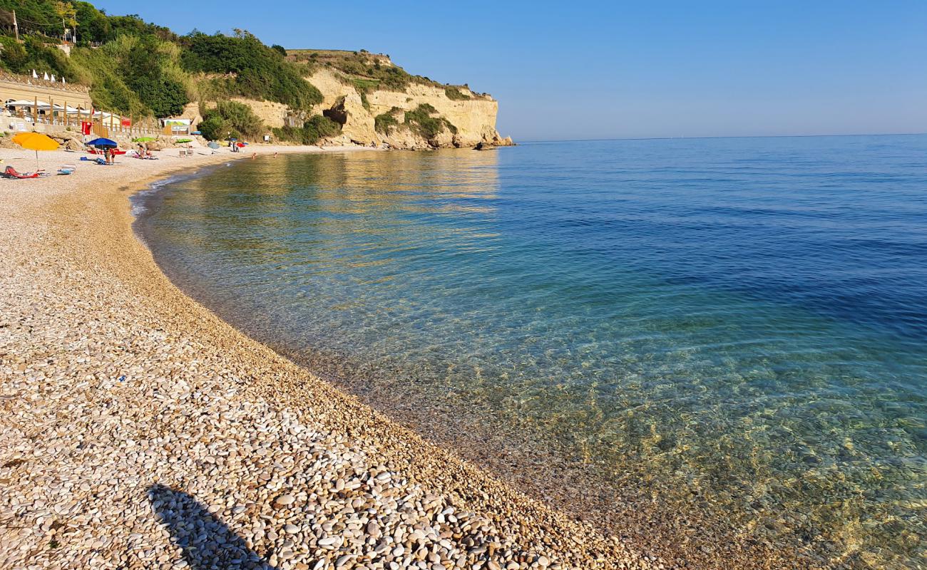 Фото Spiaggia dei Ripari di Giobbe с светлая галька поверхностью