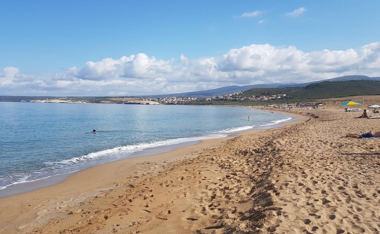 Фото Spiaggia di Is Asrenas с светлый песок поверхностью