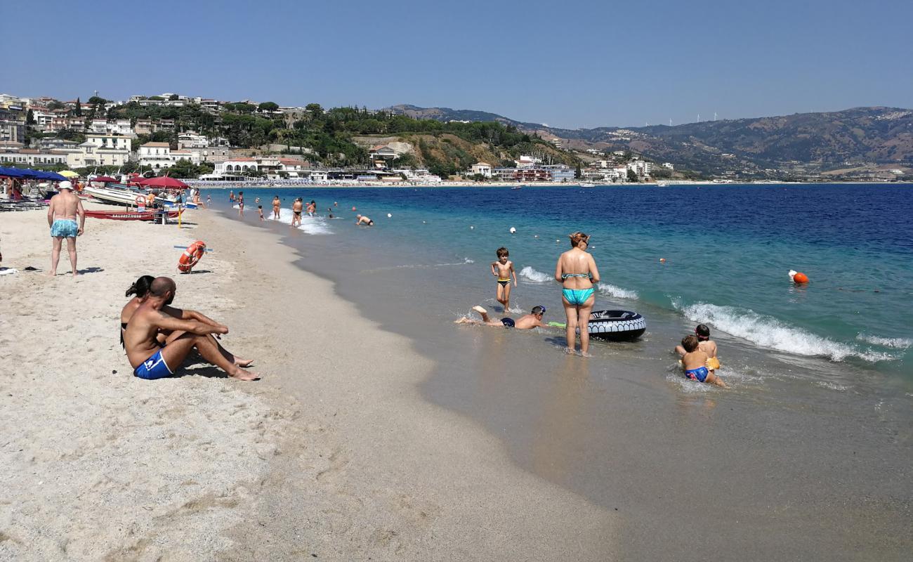 Фото Spiaggia di Soverato с светлый песок поверхностью