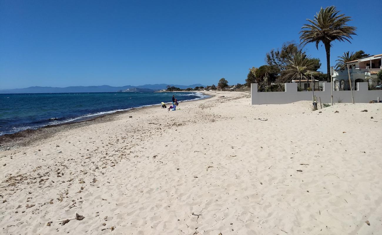 Фото Spiaggia Di Sant Andrea с светлый песок поверхностью