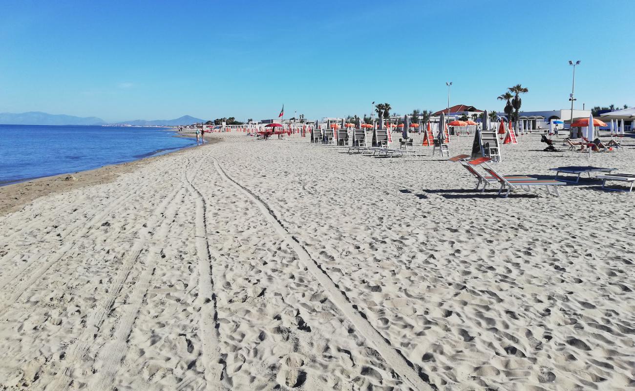 Фото Kami Beach (Lido di Licola) с светлый песок поверхностью