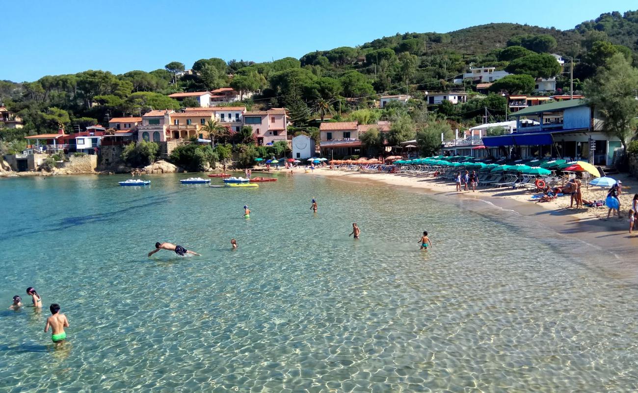 Фото Spiaggia di Scaglieri с золотистый песок поверхностью