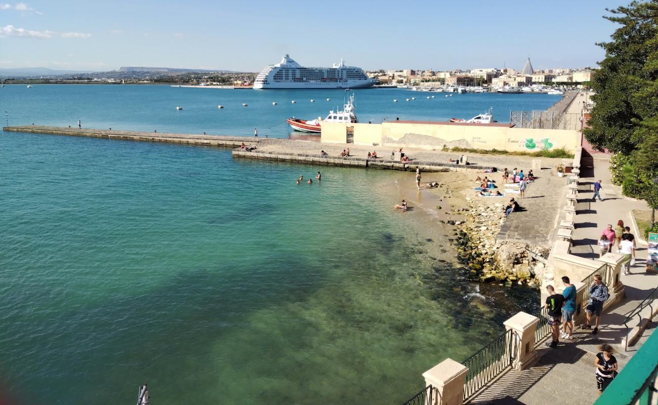 Фото Spiaggetta della Marina in Ortigia с светлый песок поверхностью