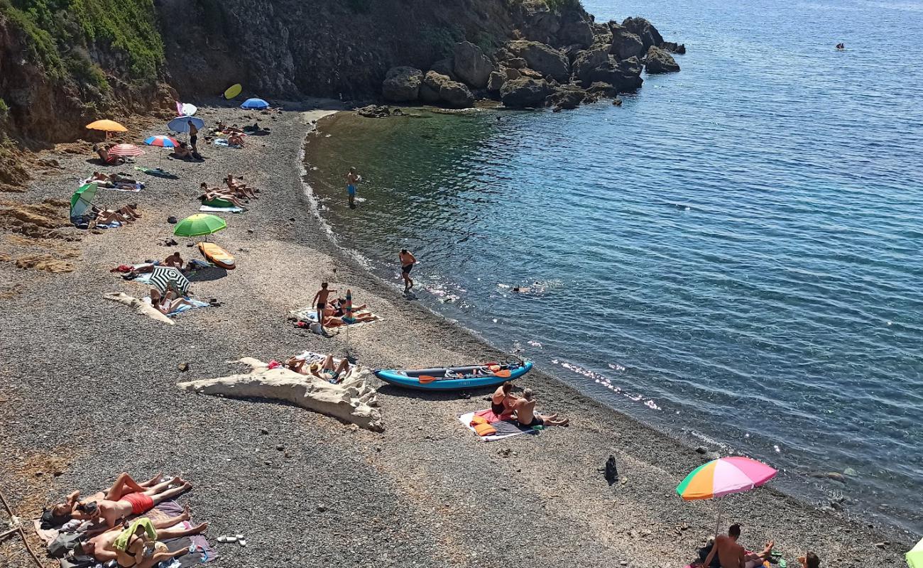 Фото Spiaggia Canata с серая чистая галька поверхностью