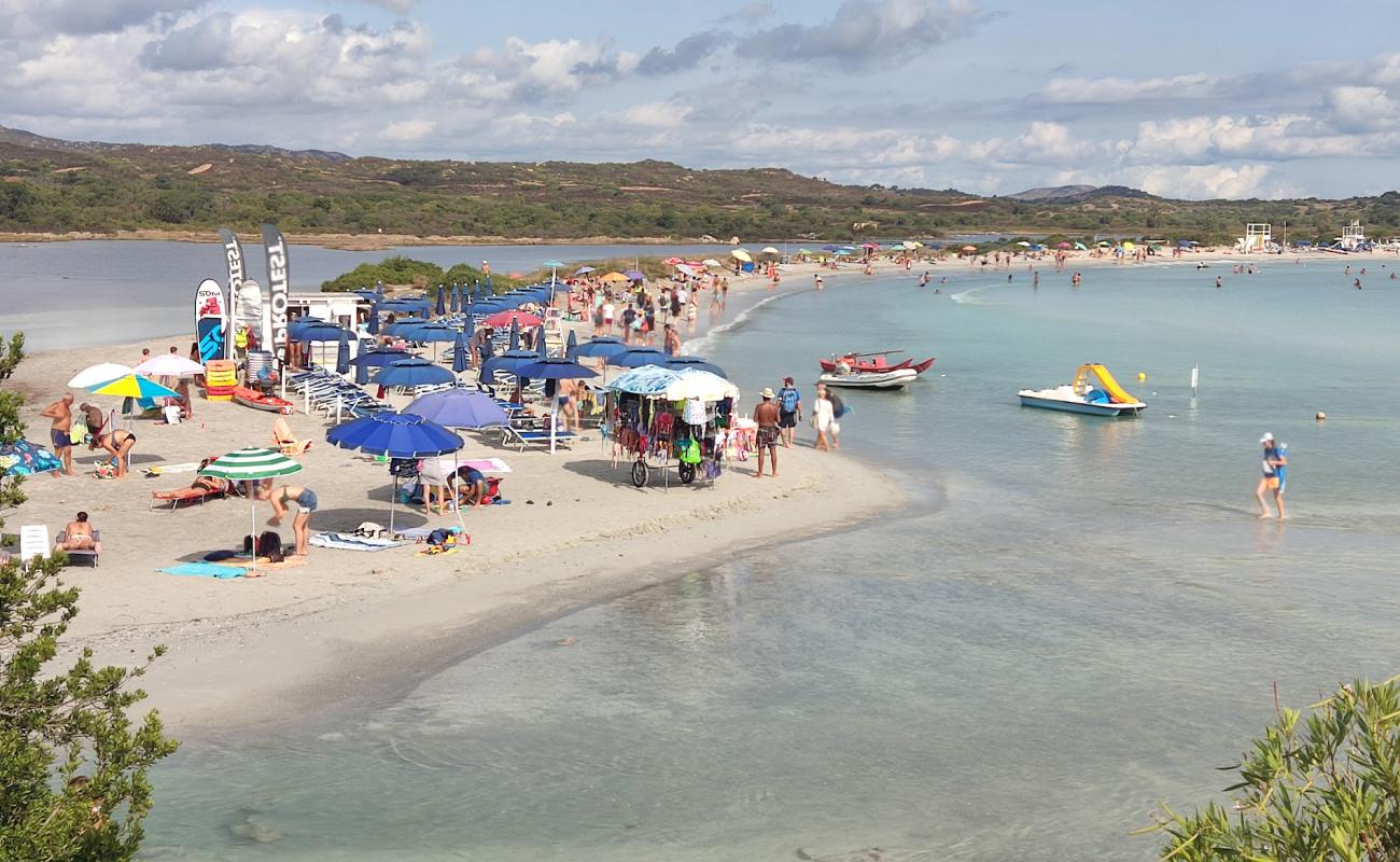 Фото Spiaggia Lu Postu с светлый песок поверхностью