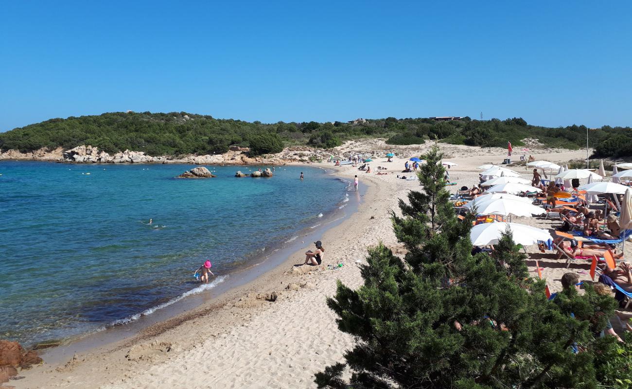 Фото Spiaggia Grande Baia с светлый песок поверхностью