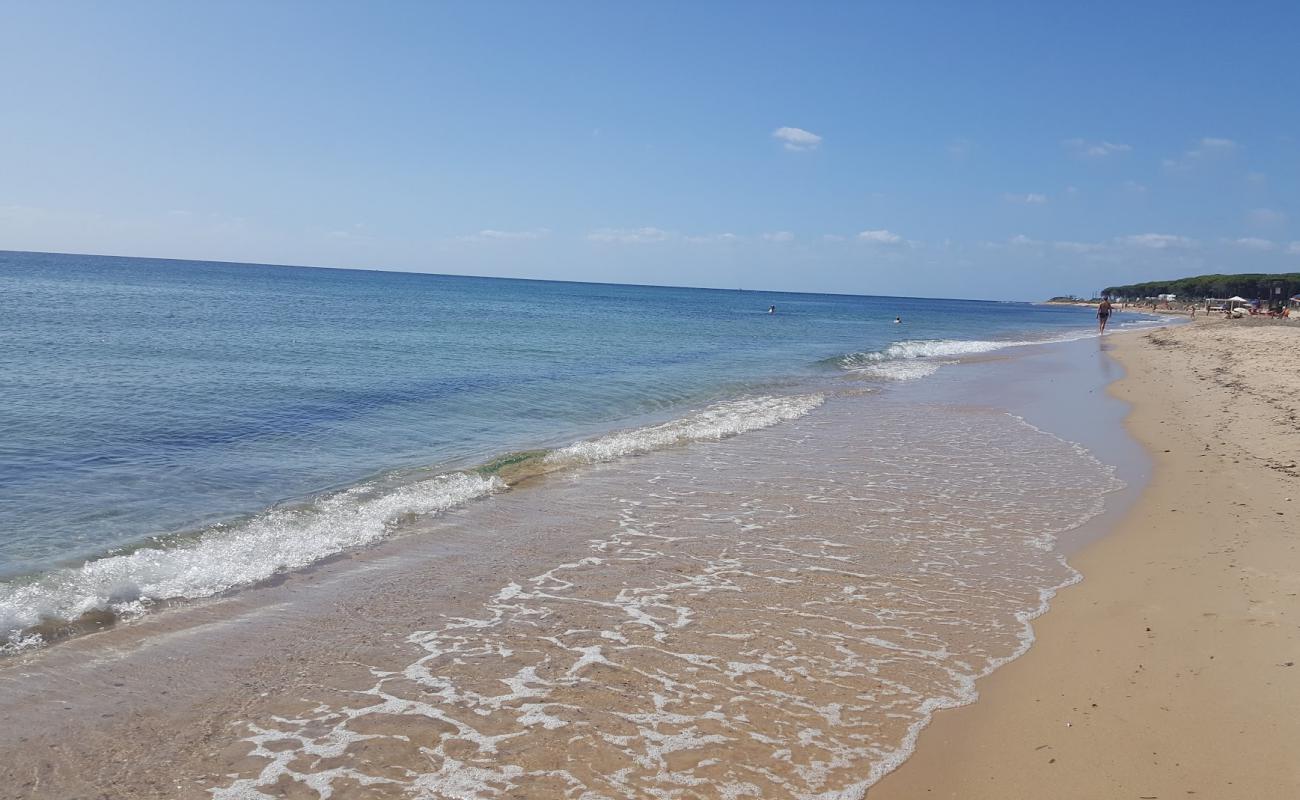 Фото Spiaggia Foxi e Sali с светлый песок поверхностью