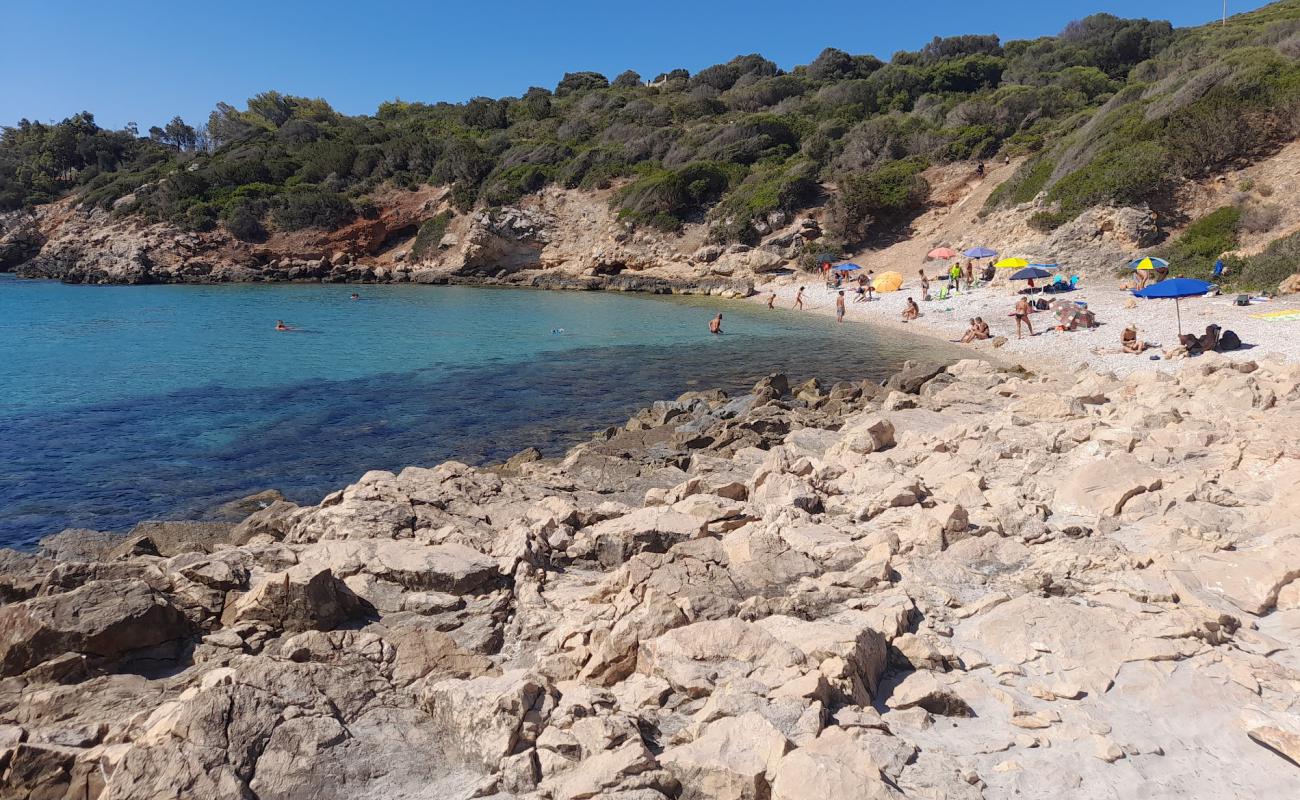 Фото Spiaggia di Portixeddu Accuau с светлая галька поверхностью