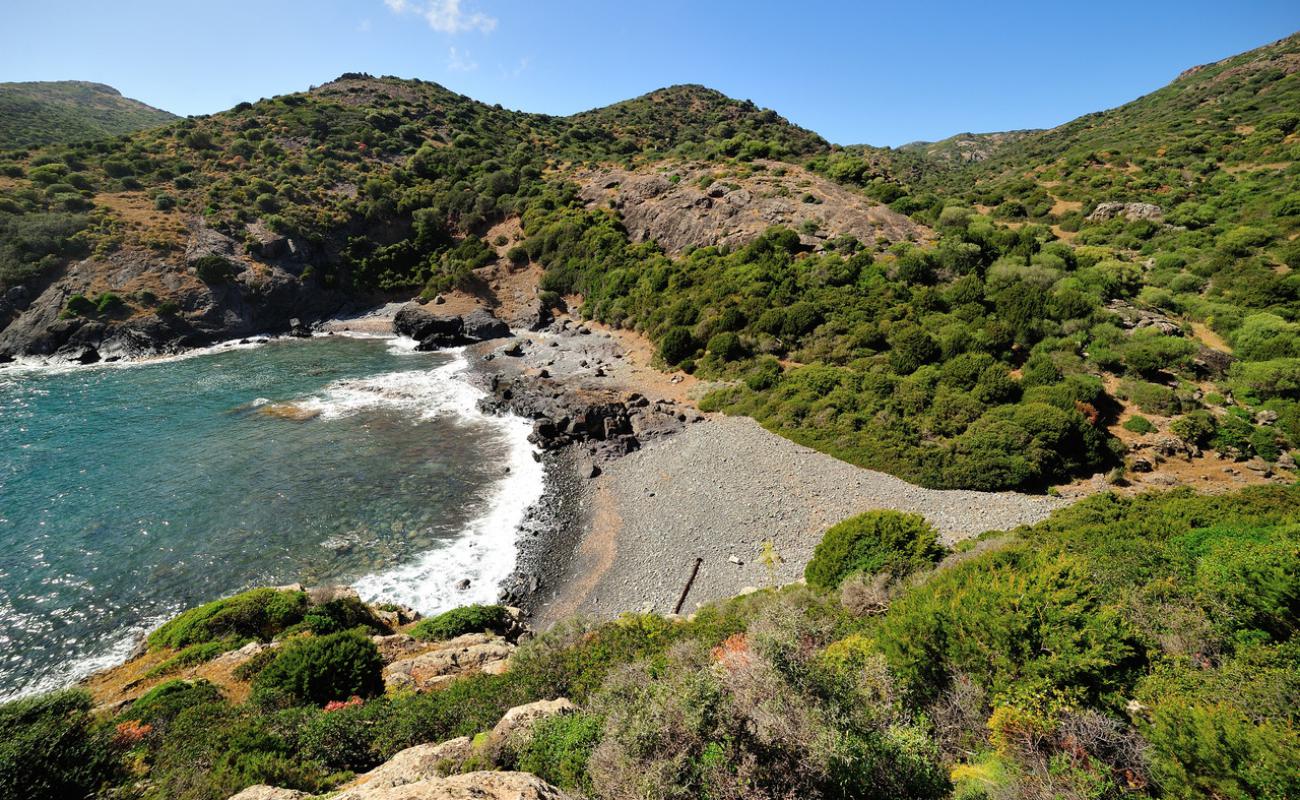 Фото Cala Bernardu с серая галька поверхностью