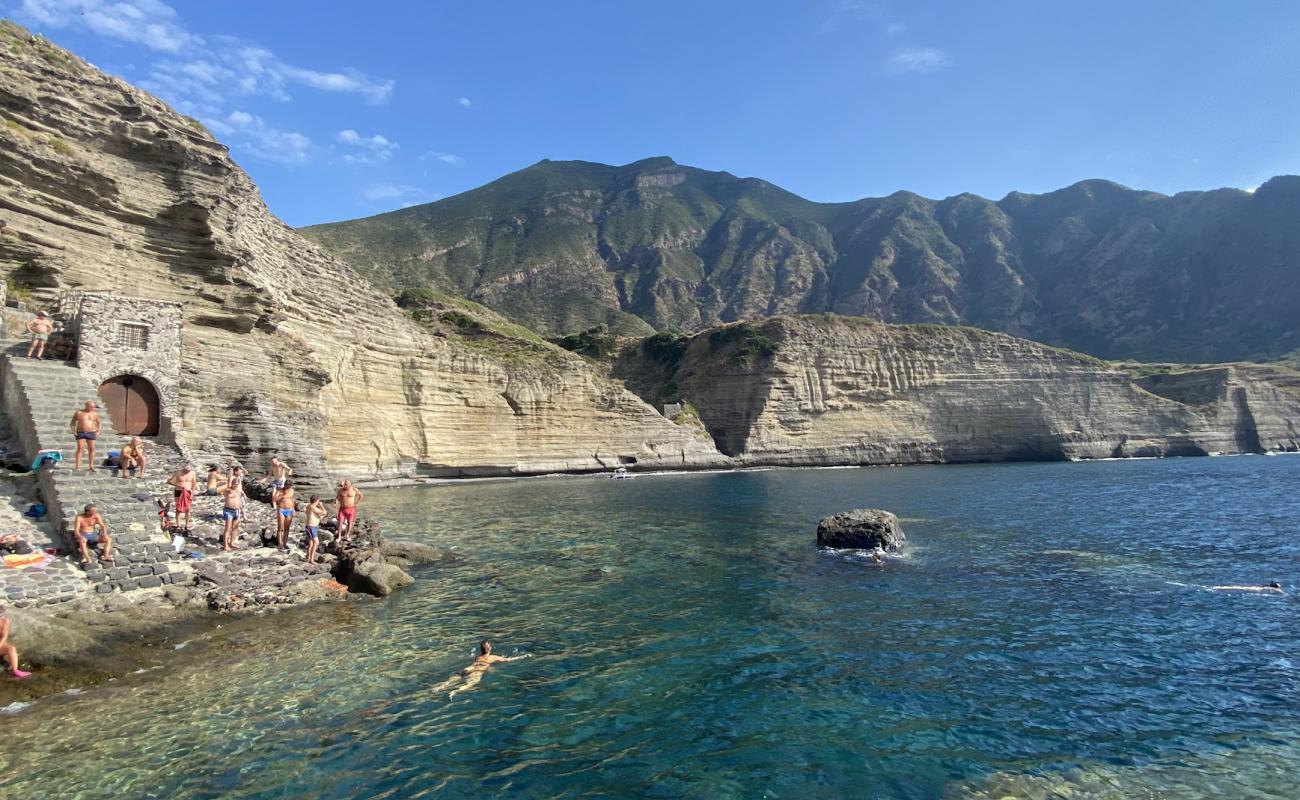 Фото Spiaggia di Pollara с камни поверхностью