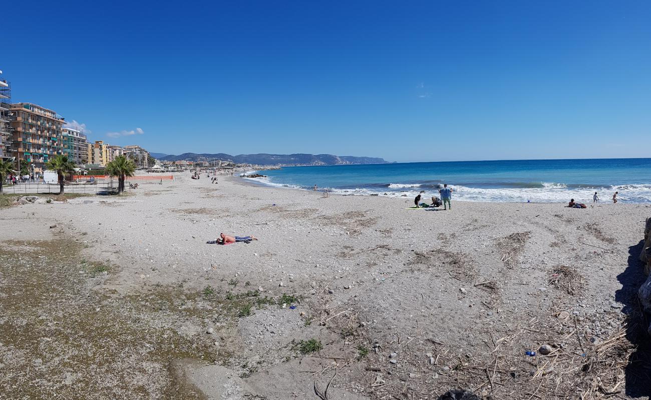 Фото Spiaggia di Borghetto с серая чистая галька поверхностью