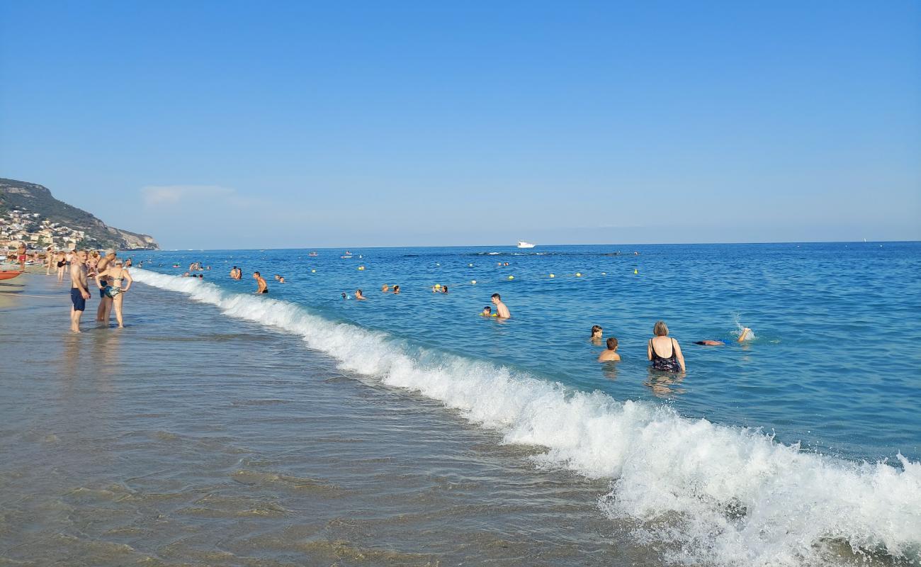 Фото Spiaggia di Borgio с серая чистая галька поверхностью