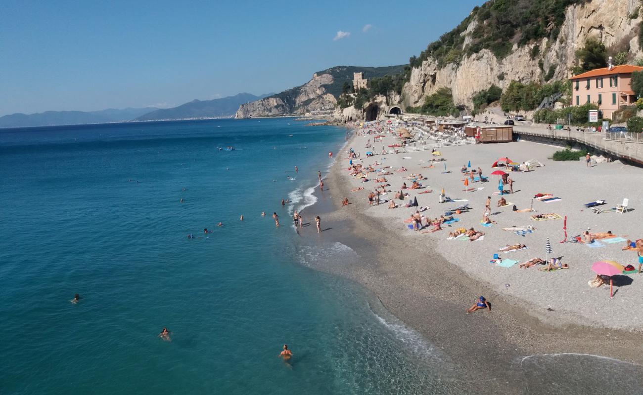 Фото Spiaggia libera del Castelletto с серая чистая галька поверхностью