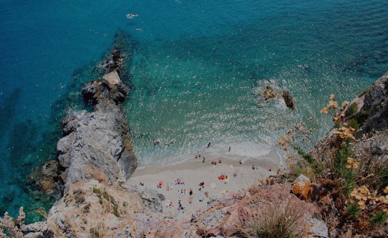 Фото Spiaggia di Punta Crena с серая чистая галька поверхностью