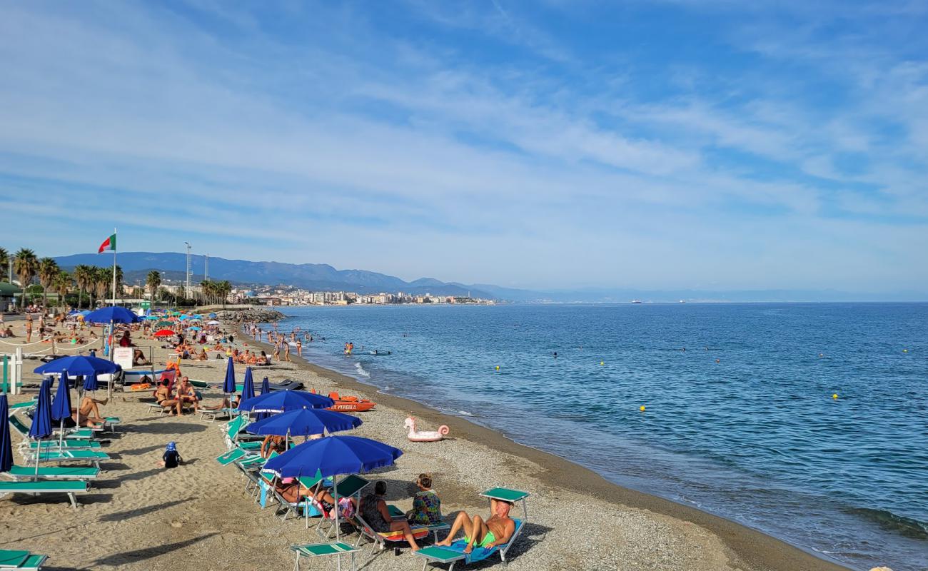 Фото Spiaggia di Zinola с светлый песок поверхностью