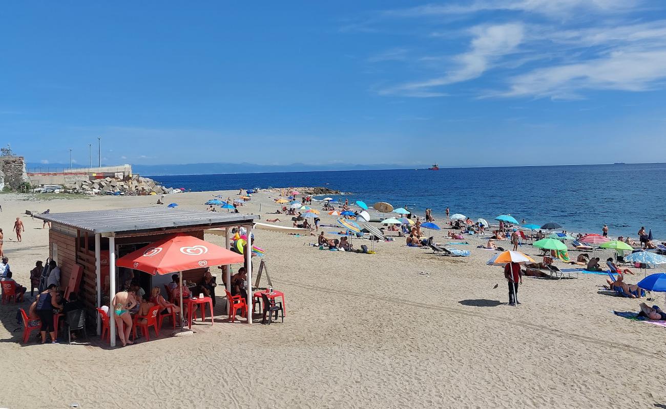 Фото Spiaggia Libera del Prolungamento с светлый песок поверхностью