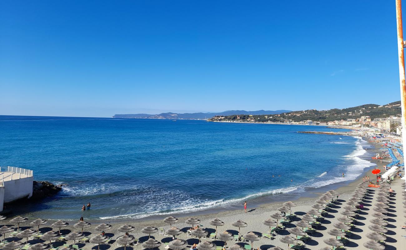 Фото Nautilus Beach Varazze с серая чистая галька поверхностью