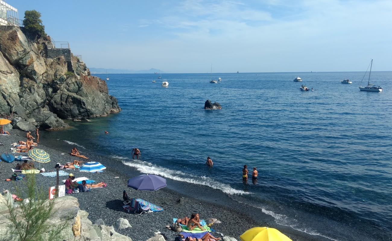 Фото Spiaggia Azzurrodue с серая чистая галька поверхностью