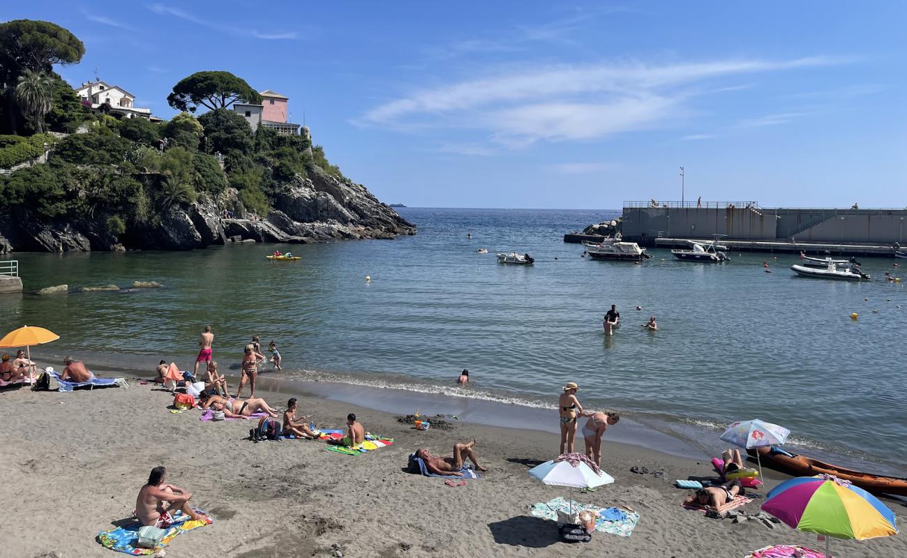 Фото La Spiaggia del Porticciolo di Nervi с светлый песок поверхностью