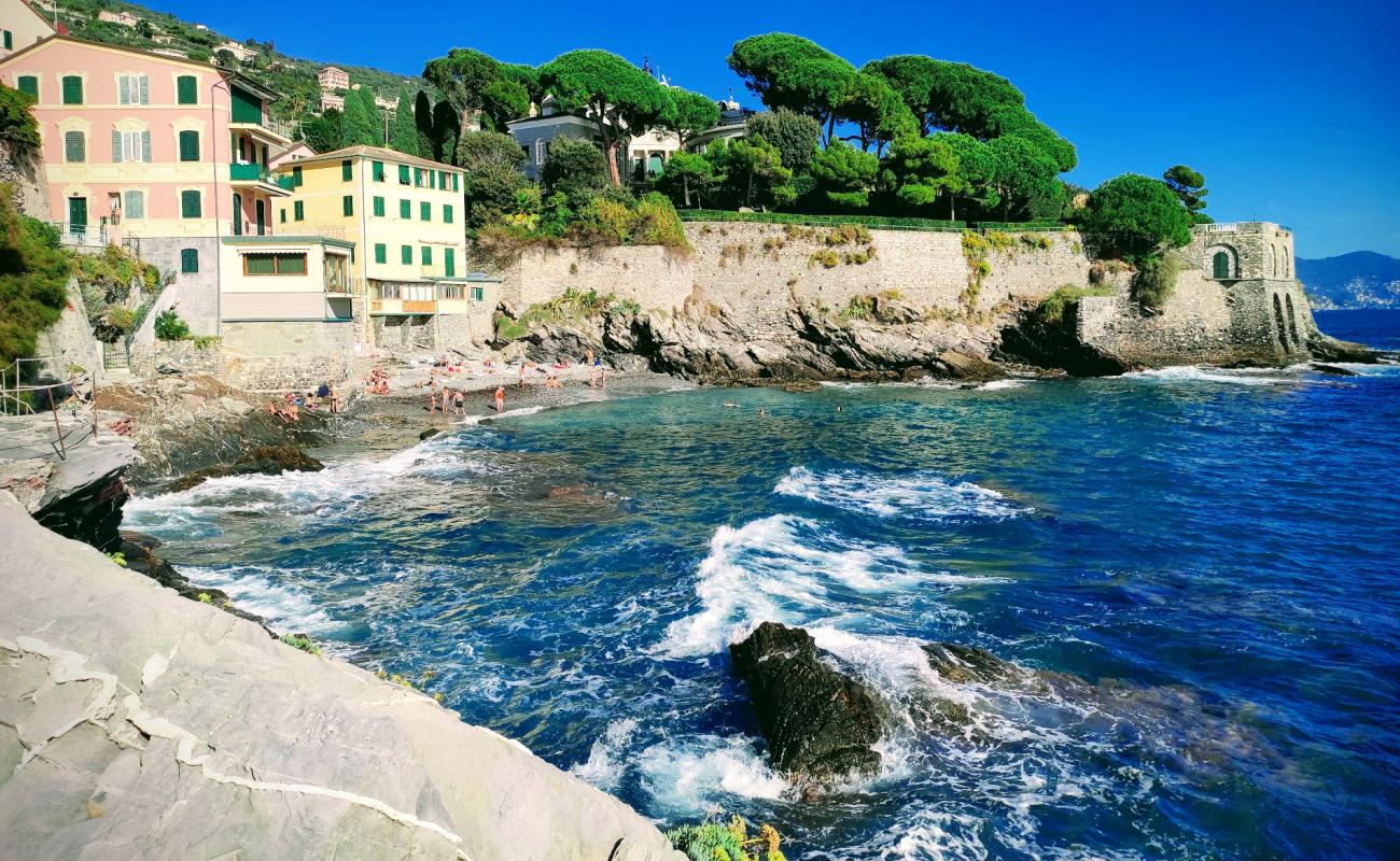 Фото Spiaggia Pubblica Capolungo с серая галька поверхностью