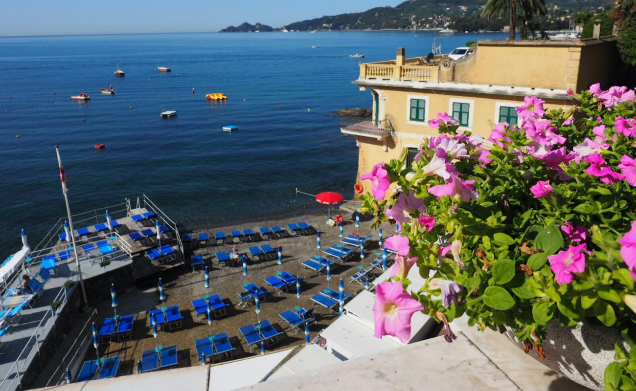 Фото Bagni Baia Dei Sogni - Rapallo с серая чистая галька поверхностью