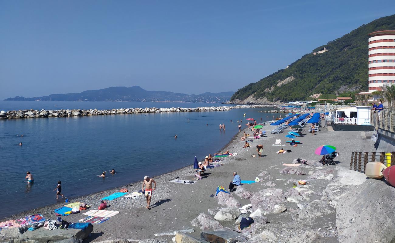 Фото La spiaggia di Preli a Chiavari с песок с галькой поверхностью