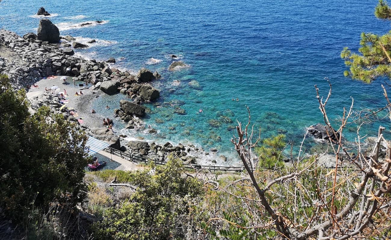 Фото Spiaggia Rosadimare с серая чистая галька поверхностью