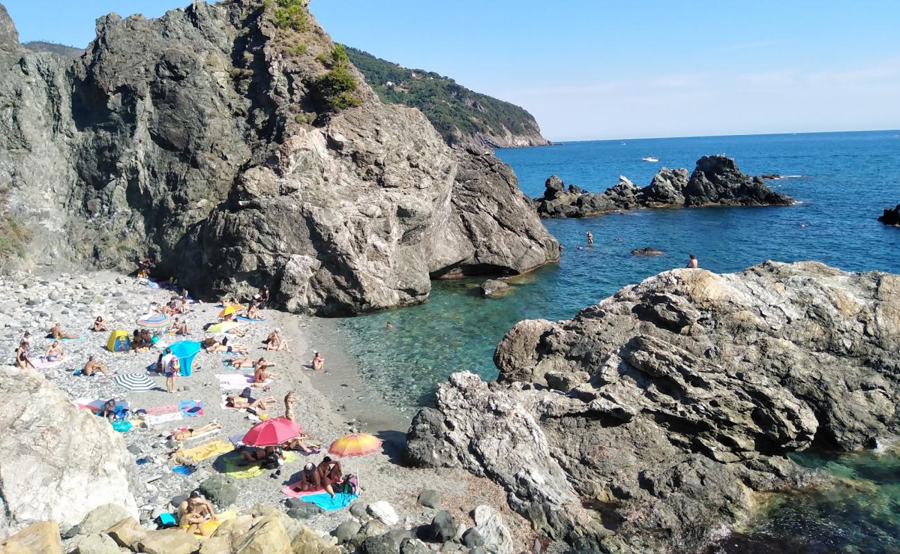 Фото La Ciclopedonale Maremonti Spiaggia с серая галька поверхностью