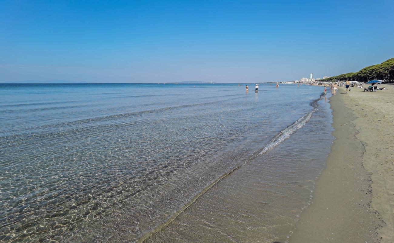 Фото Spiaggia libera Colonia Marina с светлый песок поверхностью