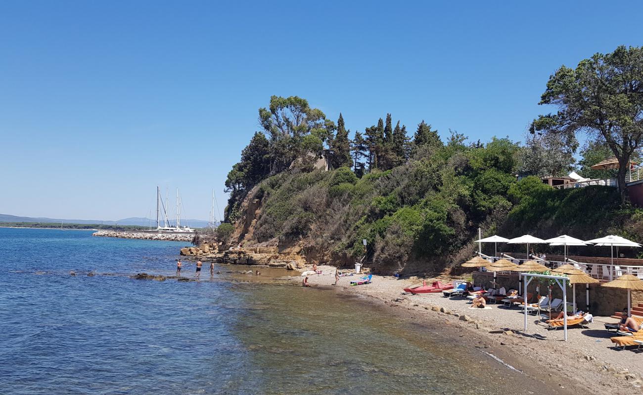 Фото Cala Felice с песок с камнями поверхностью