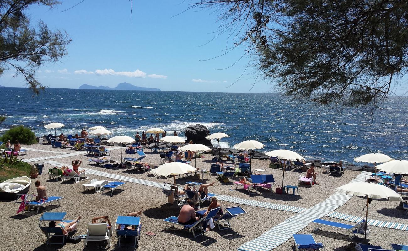 Фото Spiaggia di Punta Quattroventi с белая чистая галька поверхностью