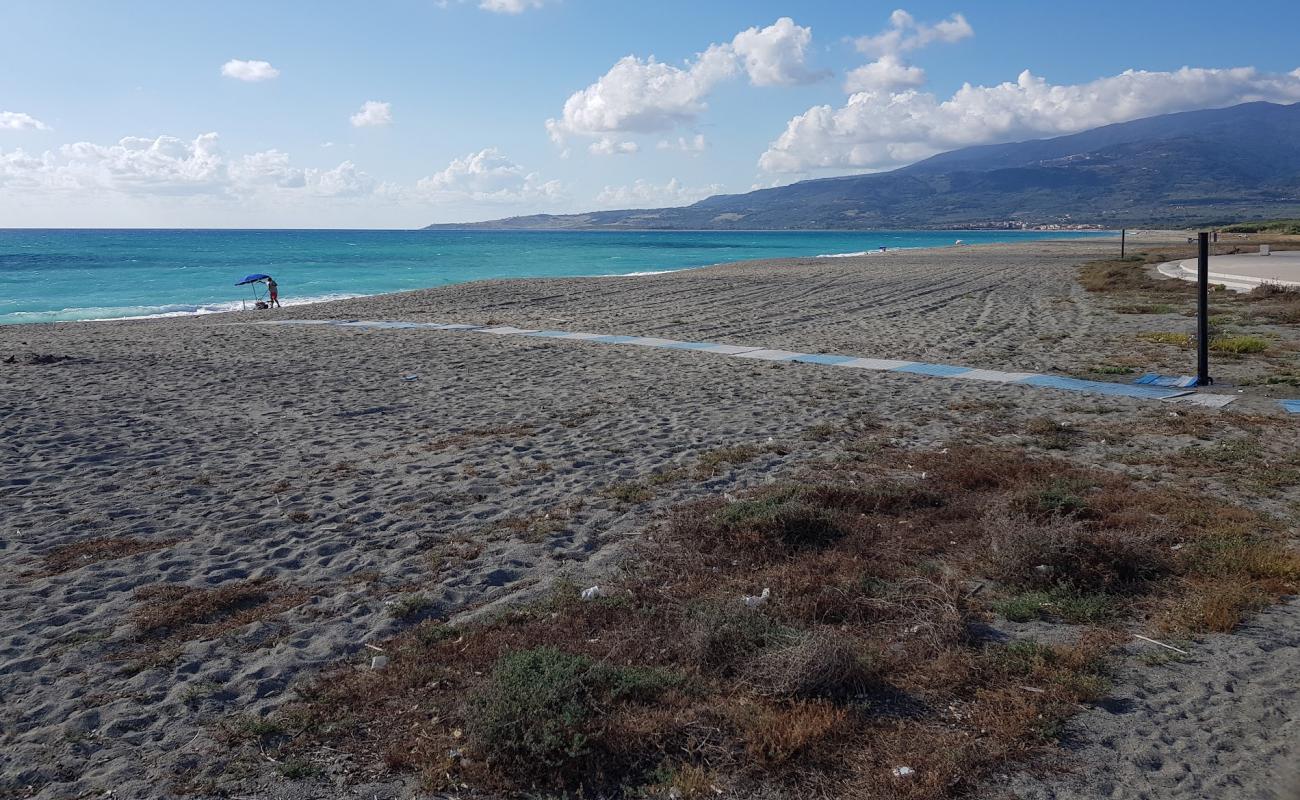 Фото Spiaggia Ginepri с песок с галькой поверхностью