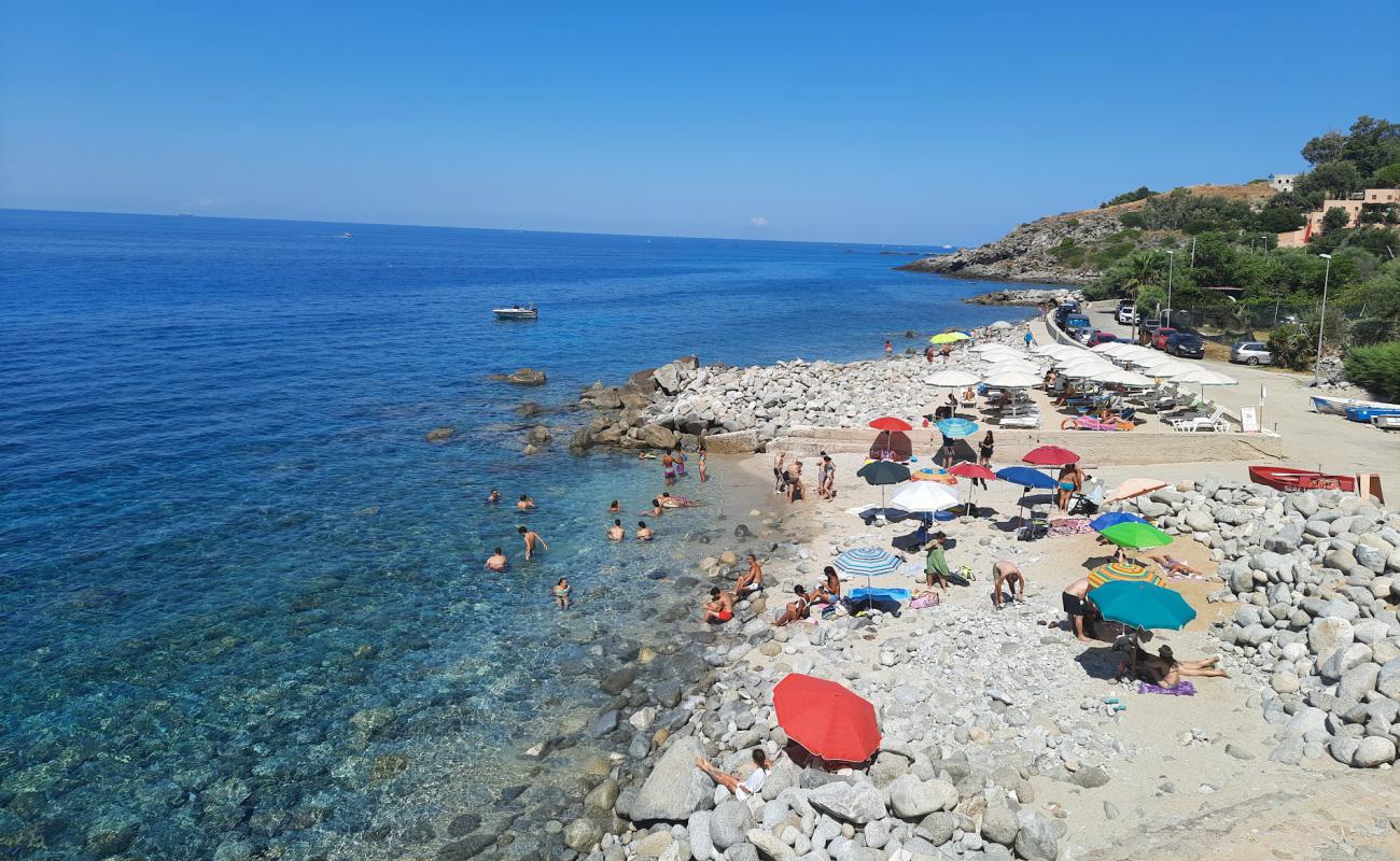 Фото Spiaggia di Coccorino с песок с камнями поверхностью