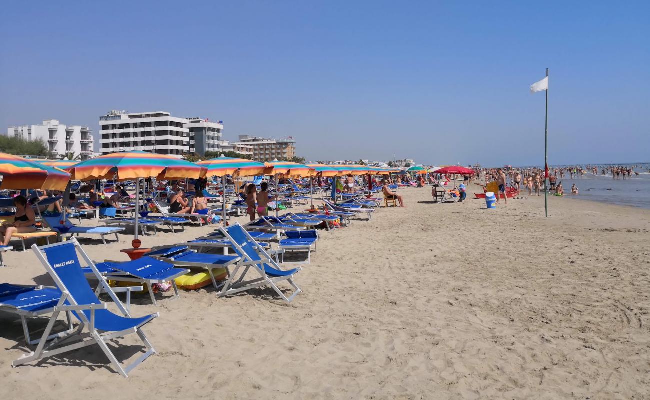 Фото Spiaggia di Villa Rosa с светлый песок поверхностью