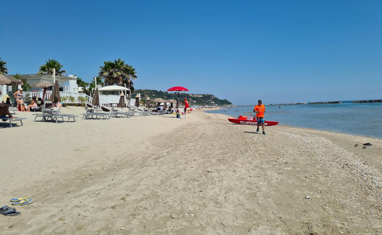 Фото Spiaggia di Ponte Nina-Campofilone с светлый песок поверхностью