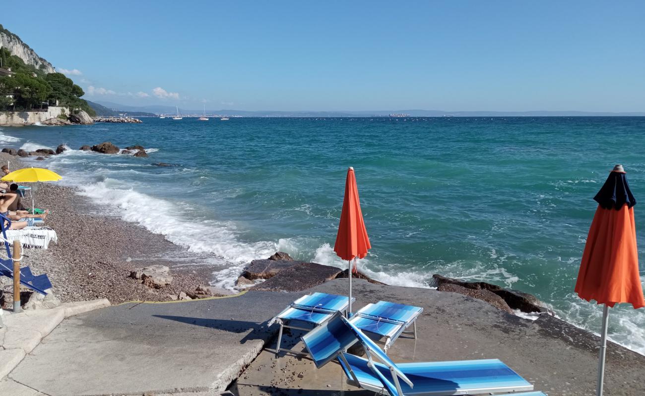 Фото Spiaggia delle Ginestre с серая чистая галька поверхностью