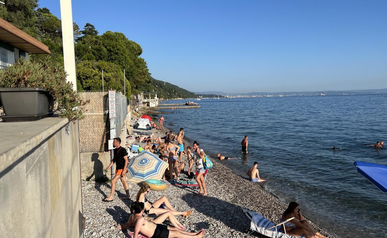 Фото Spiaggia dei Filtri с серая чистая галька поверхностью