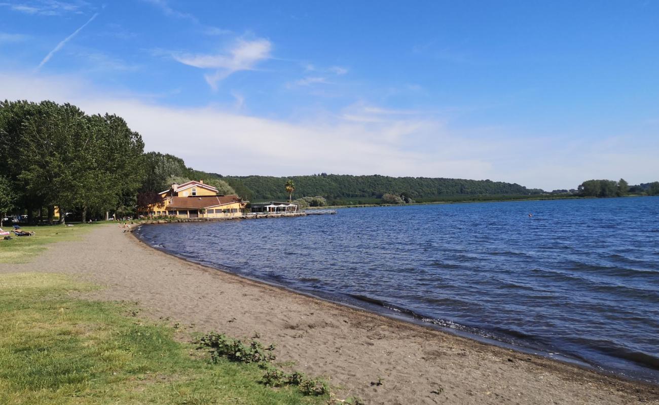 Фото Spiaggia libera Venere с серый песок поверхностью