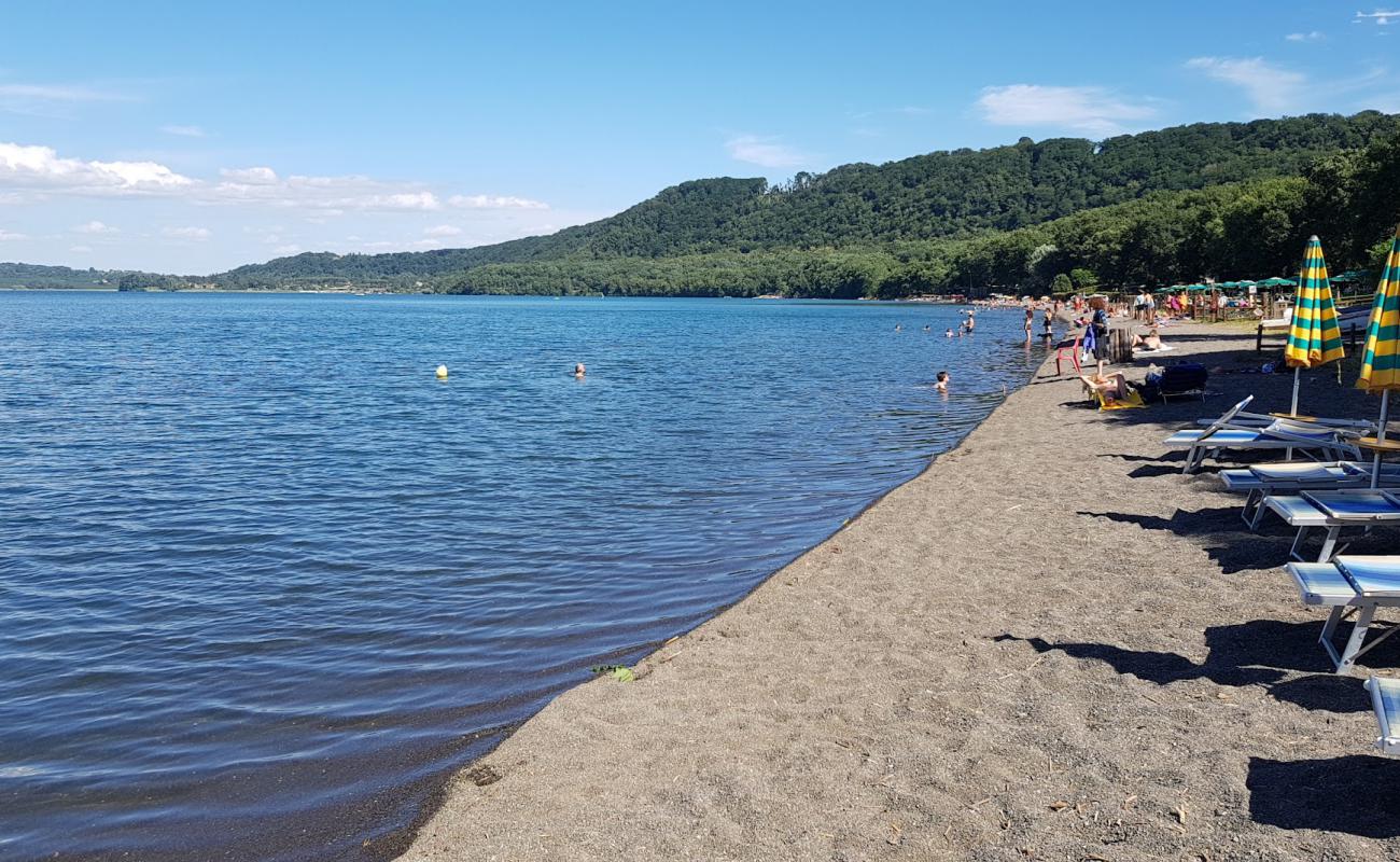 Фото Spiaggia del Riva Verde Stabilimento с серый песок поверхностью