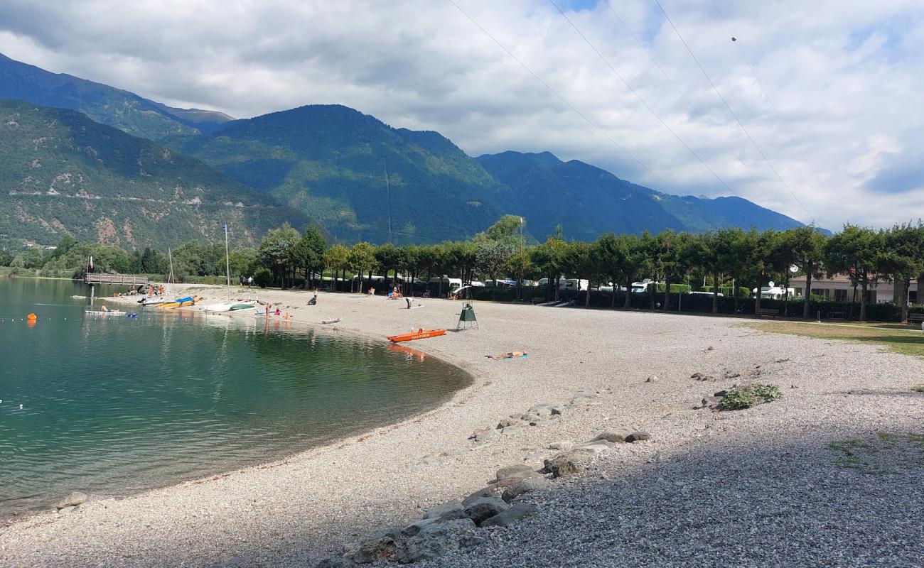 Фото Spiaggia di Camping Miralago с серая чистая галька поверхностью