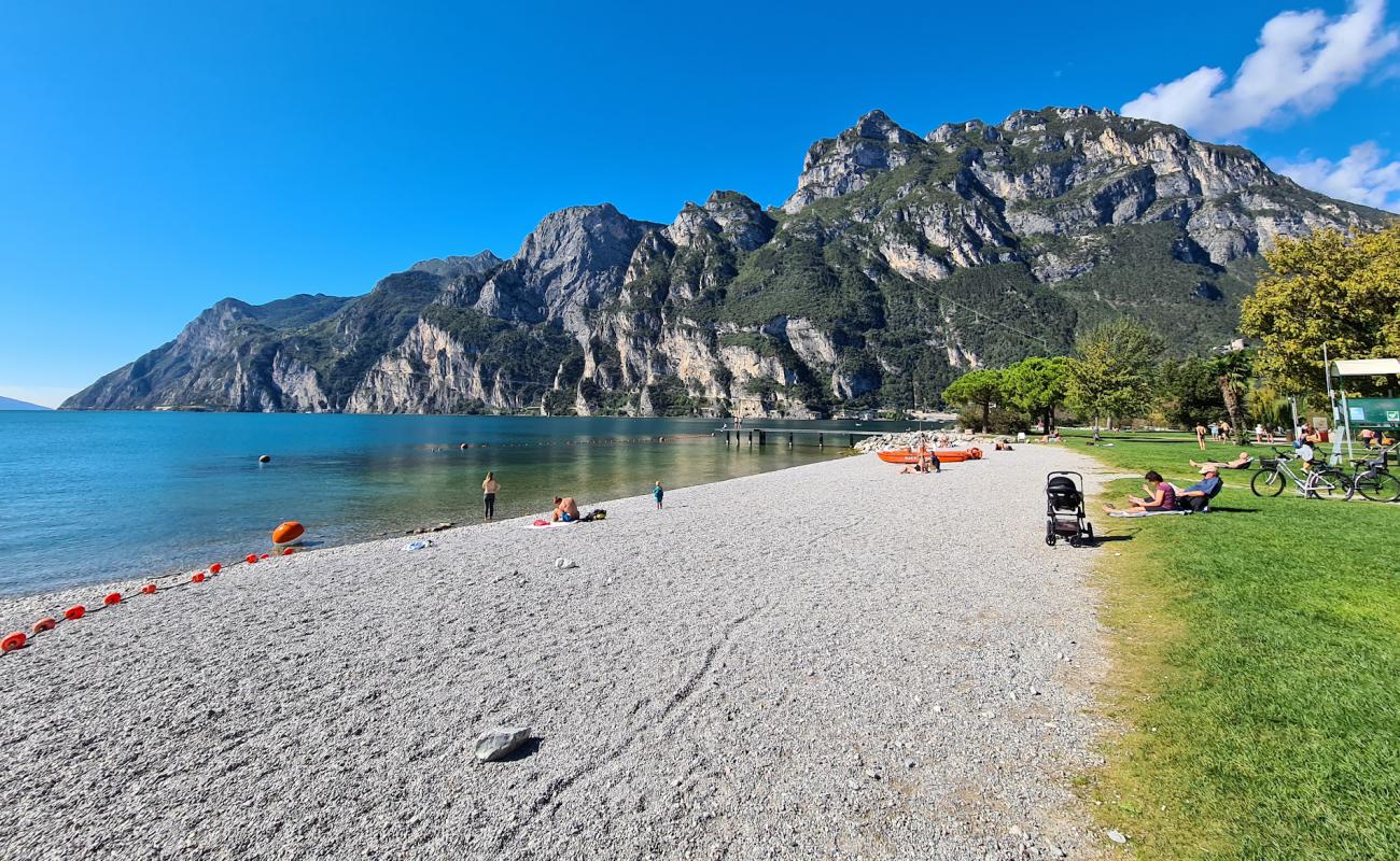 Фото Spiaggia Pini с серая чистая галька поверхностью