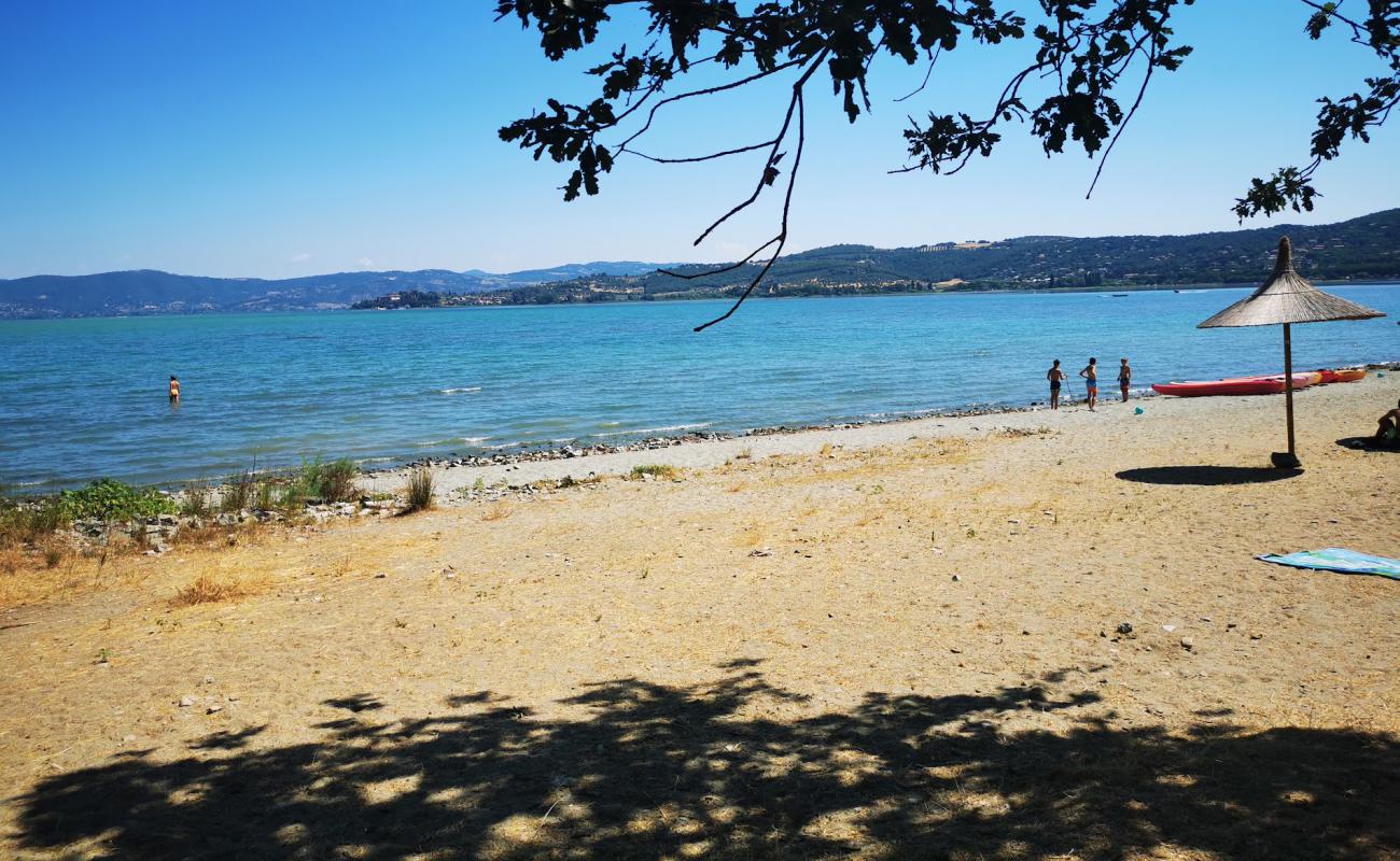 Фото Spiaggia dell Isola Polvese с светлый песок поверхностью