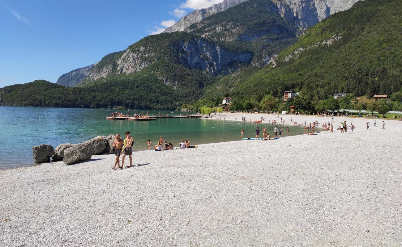 Фото Spiaggia Piscine di Molveno с серая чистая галька поверхностью