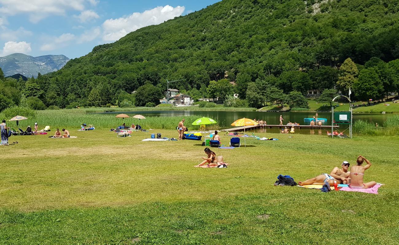 Фото Spiaggia di Lago di Lagolo с #131 поверхностью