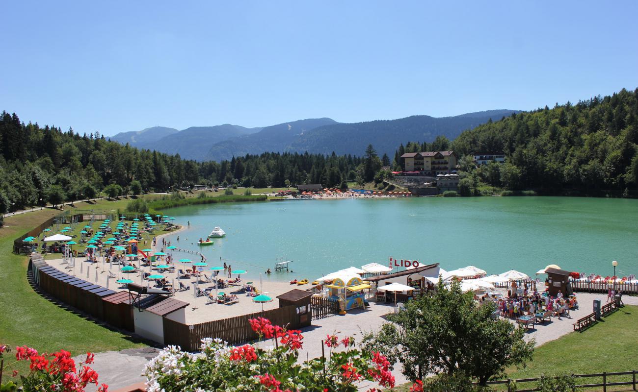 Фото Lido Bau Beach - Lago di Lavarone с светлый песок поверхностью