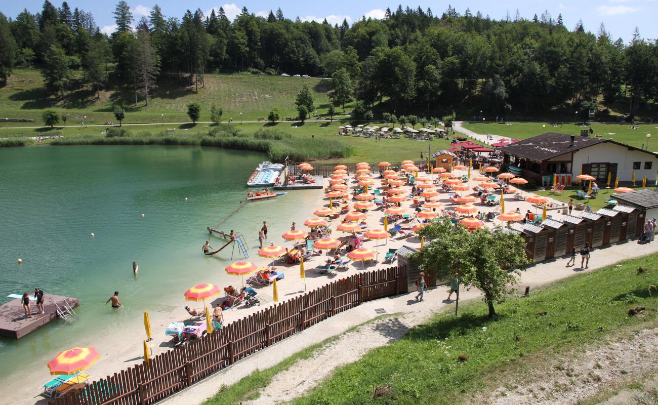 Фото Lido Marzari di Lavarone с светлый песок поверхностью