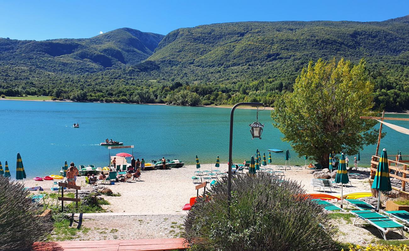 Фото Spiaggia La Gravara - Lago di Barrea с камни поверхностью