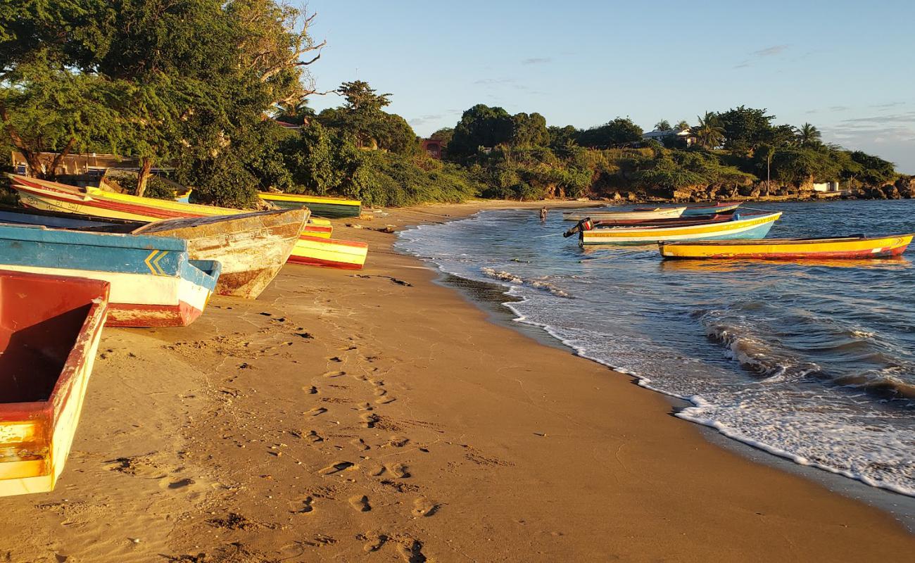 Фото Billy’s Bay Beach II с светлый песок поверхностью