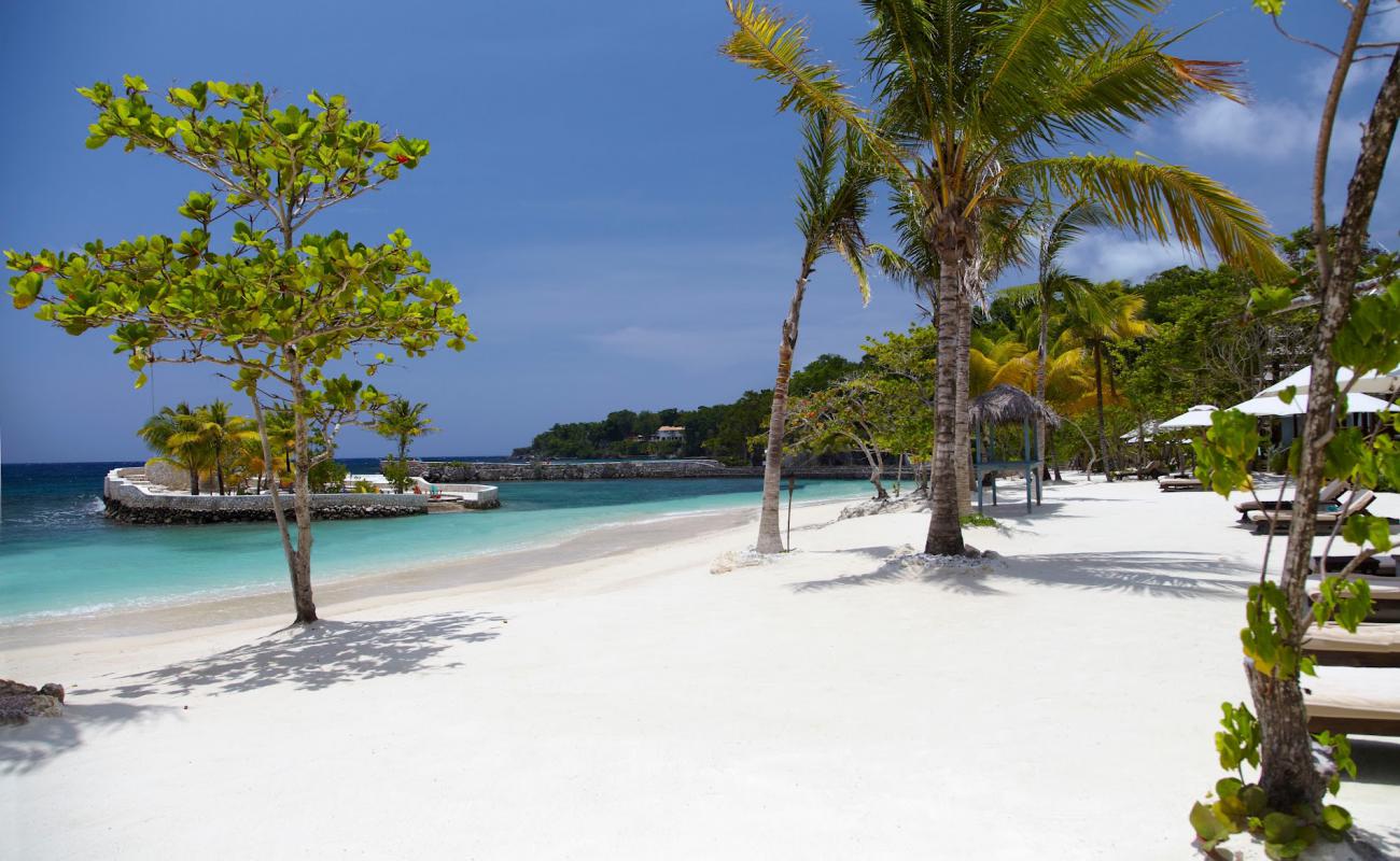 Фото Goldeneye beach с золотистый песок поверхностью