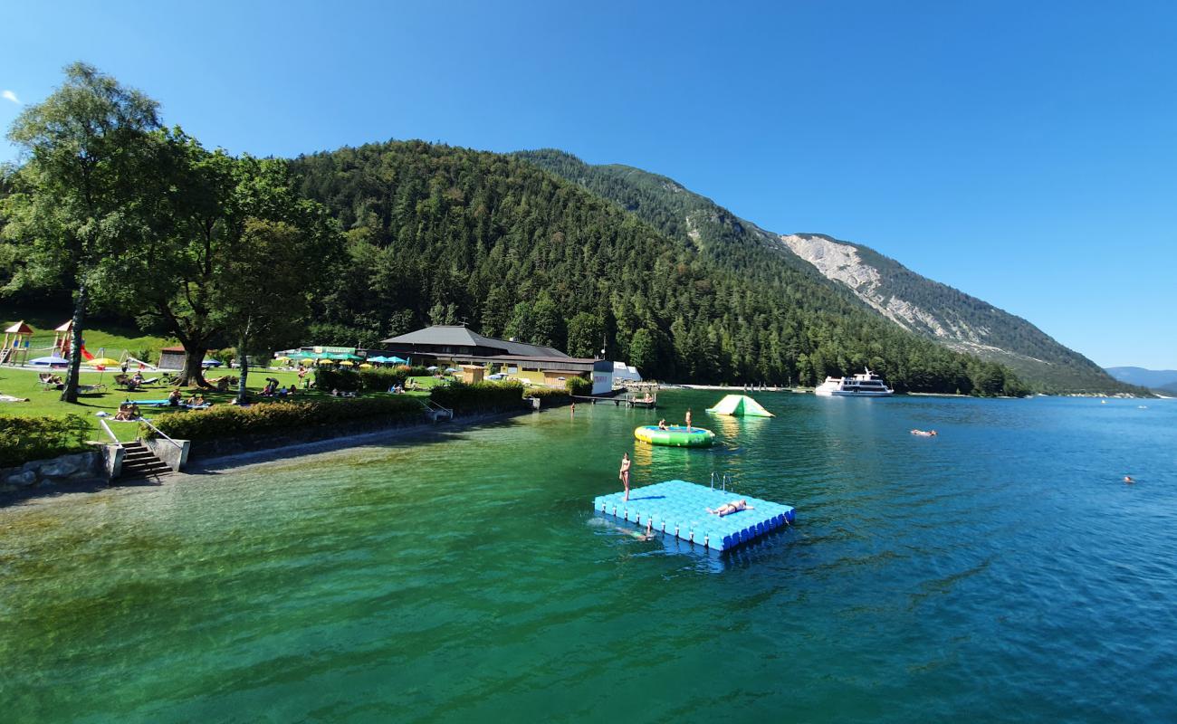 Фото Strandbad Pertisau с серая галька поверхностью